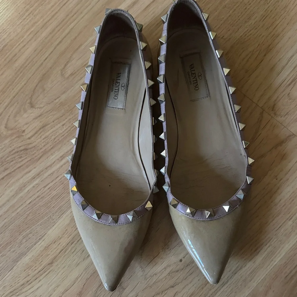 Valentino Tan Studded Flats - Picture 1 of 6
